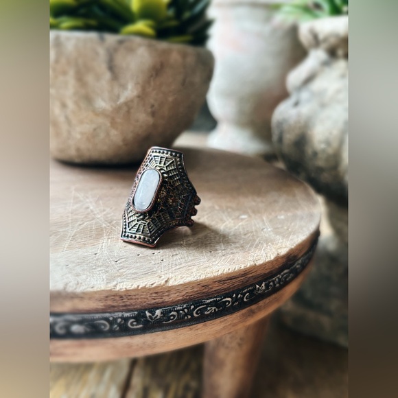 Ring / Statement Piece - Picture 8 of 9